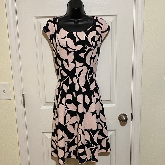 Signature by Robbie Bee Pastel Pink and Black Floral Dress Medium - Picture 2 of 8